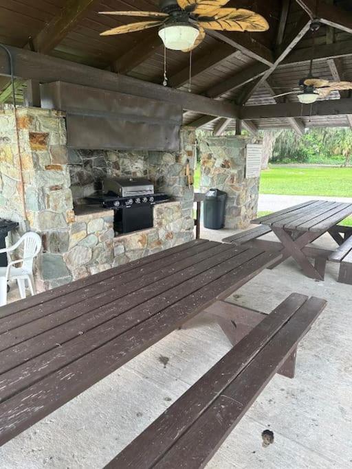 Lake Valrico'S Camelot Court With Heated Pool & Access To Private Lake Екстер'єр фото
