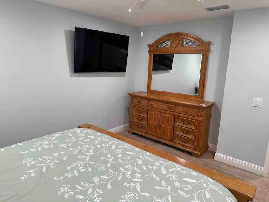 Lake Valrico'S Camelot Court With Heated Pool & Access To Private Lake Екстер'єр фото